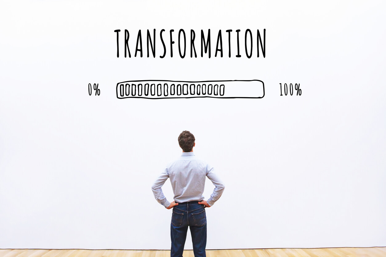 Ein Geschäftsmann beobachtet den Fortschritt der digitalen Transformation